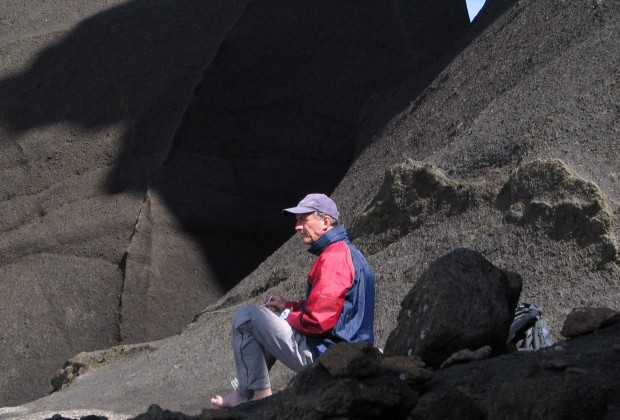 Pause im schwarzen Lavagestein der Askja, Island Hochland